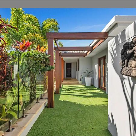 Broadbeach Bungalow - Heated Pool - Sleeps 7 Guldkusten Exteriör bild