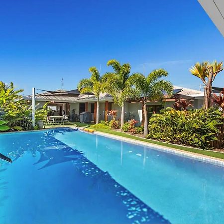 Broadbeach Bungalow - Heated Pool - Sleeps 7 Guldkusten Exteriör bild