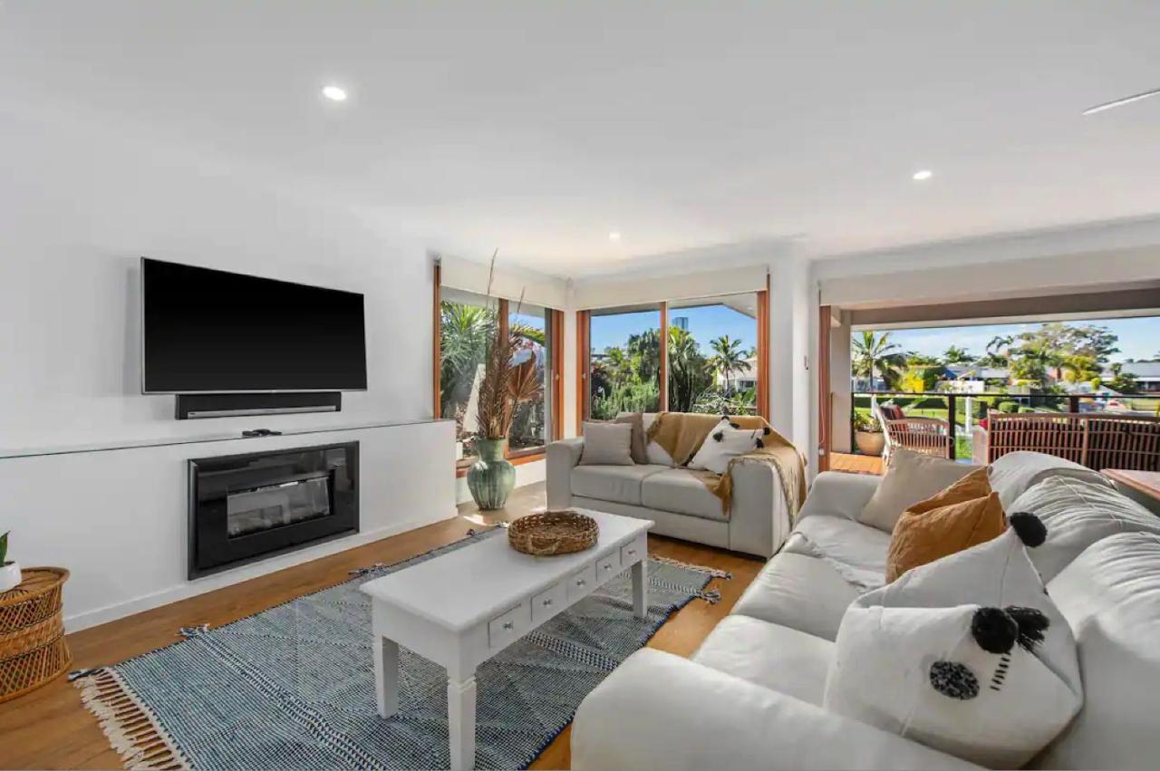 Broadbeach Bungalow - Heated Pool - Sleeps 7 Guldkusten Exteriör bild