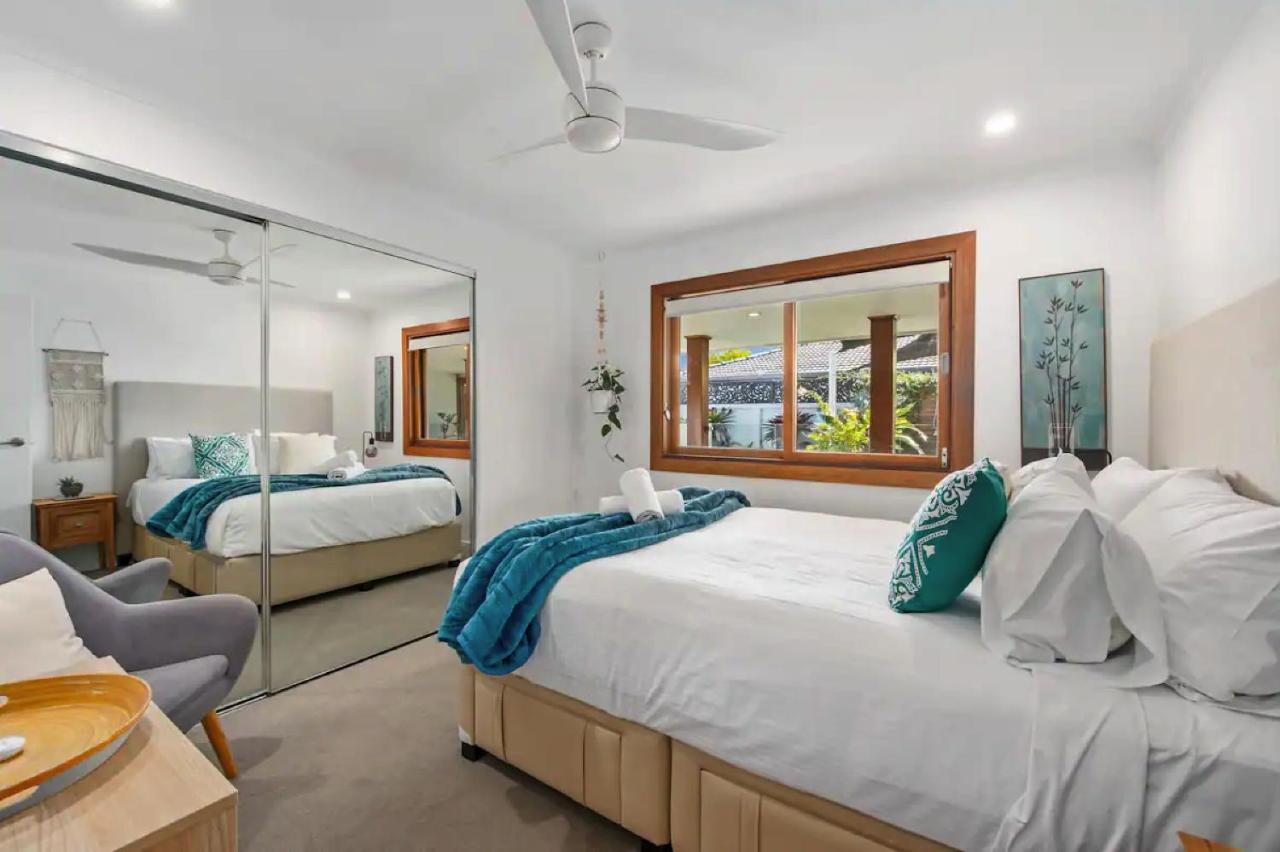 Broadbeach Bungalow - Heated Pool - Sleeps 7 Guldkusten Exteriör bild