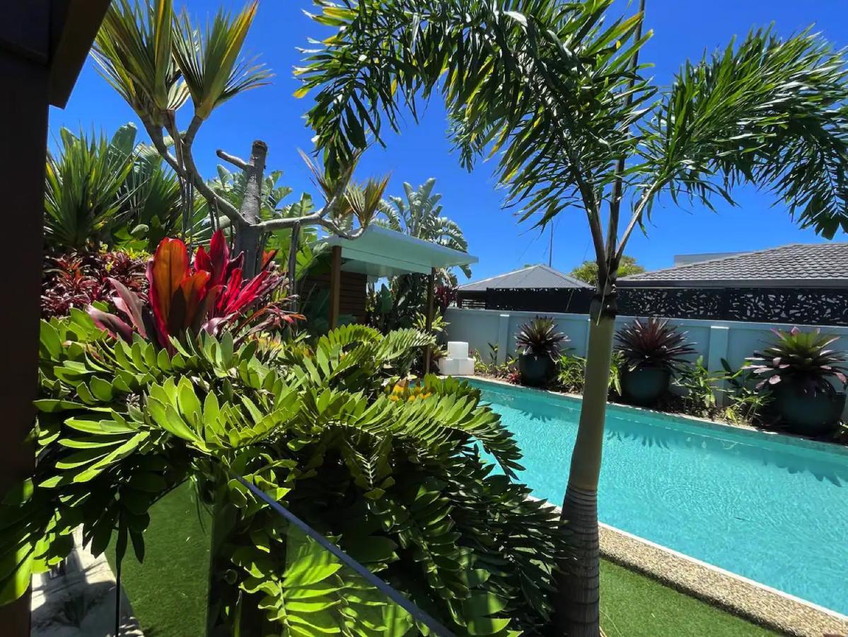 Broadbeach Bungalow - Heated Pool - Sleeps 7 Guldkusten Exteriör bild