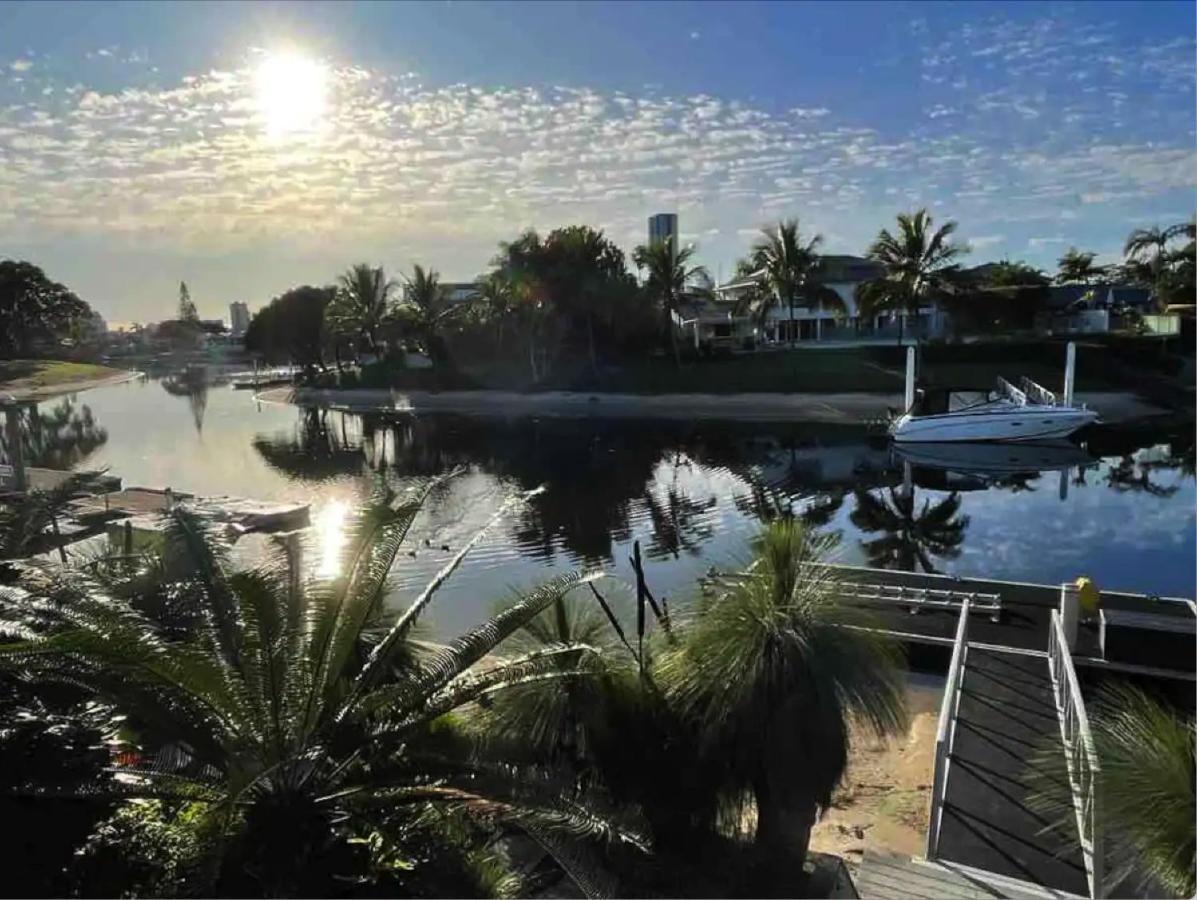Broadbeach Bungalow - Heated Pool - Sleeps 7 Guldkusten Exteriör bild