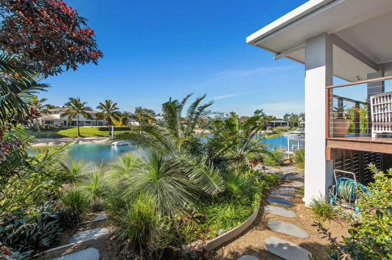 Broadbeach Bungalow - Heated Pool - Sleeps 7 Guldkusten Exteriör bild