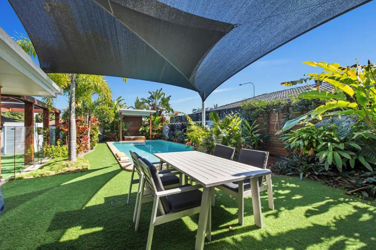 Broadbeach Bungalow - Heated Pool - Sleeps 7 Guldkusten Exteriör bild